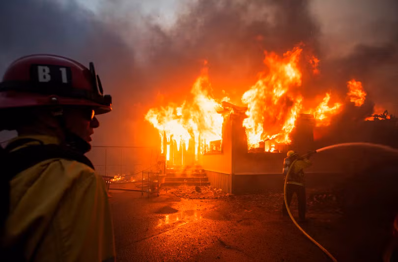 Một biệt thự sang trọng ở khu nhà giàu Pacific Palisades bị thiêu rụi. Ảnh: Reuters.