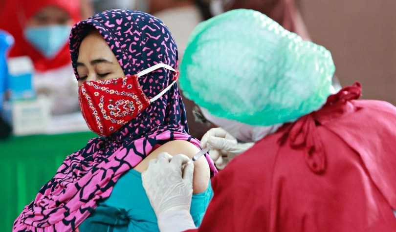 Một người phụ nữ đang được tiêm vaccine COVID-19 ở Indonesia (Ảnh: Reuters)