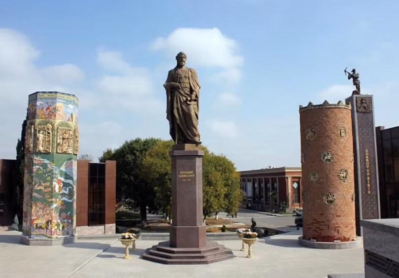Tượng nhà thơ Nizami Ganjavi tại Ganja, Azerbaijan (Ảnh: Internet) Tượng nhà thơ Nizami Ganjavi tại Ganja, Azerbaijan (Ảnh: Internet)