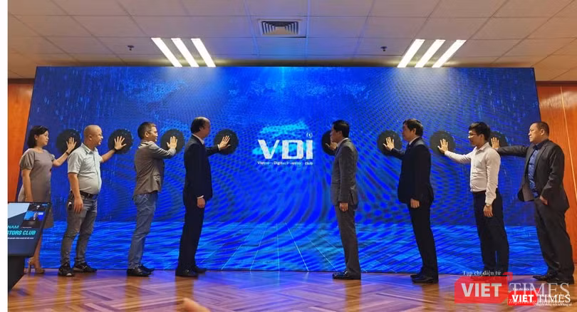 Các đại diện tham gia công bố hoạt động của CLB Đầu tư Khởi nghiệp số.