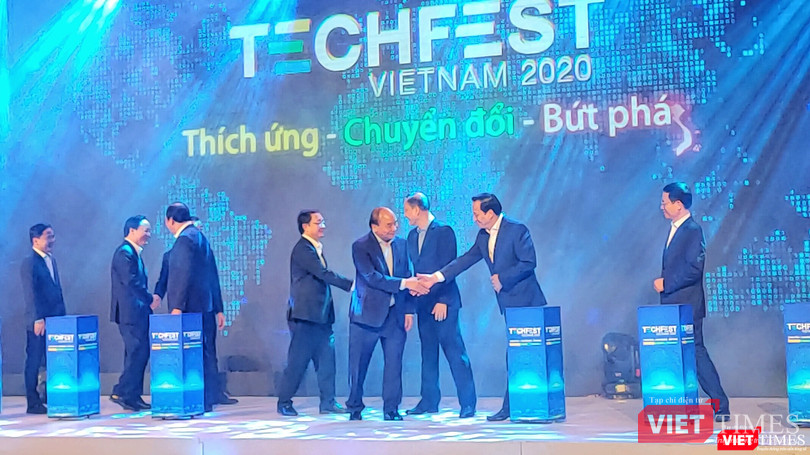 Techfest 2020 chính thức khai mạc với chủ đề "Thích ứng - Chuyển đổi- Bứt phá". Techfest 2020 chính thức khai mạc với chủ đề "Thích ứng - Chuyển đổi- Bứt phá".