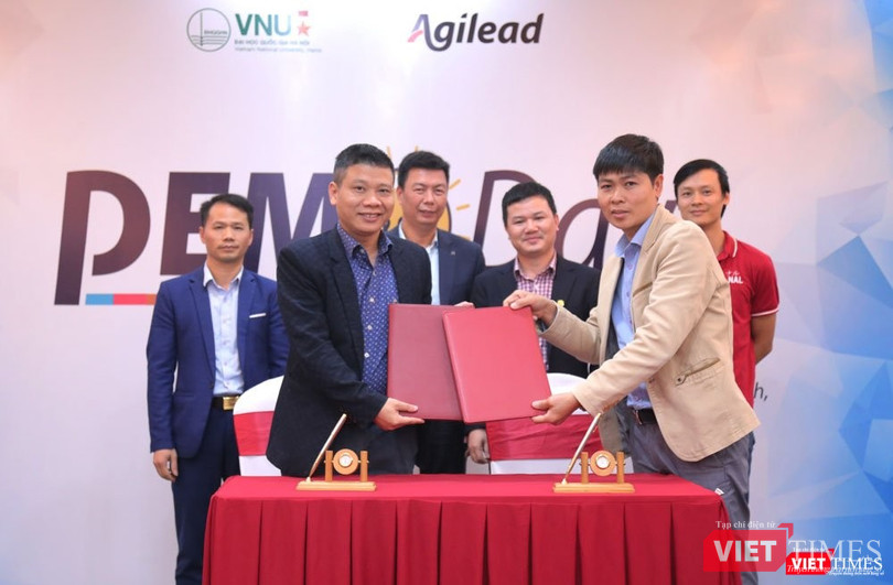 Đại diện Công ty CP Agilead Global ký kết thỏa thuận đầu tư và cam kết đào tạo tiếp cho 7 nhóm khởi nghiệp