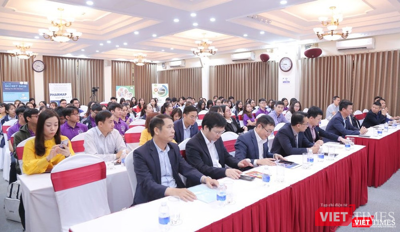 Khách mời và đại diện BTC sự kiện.