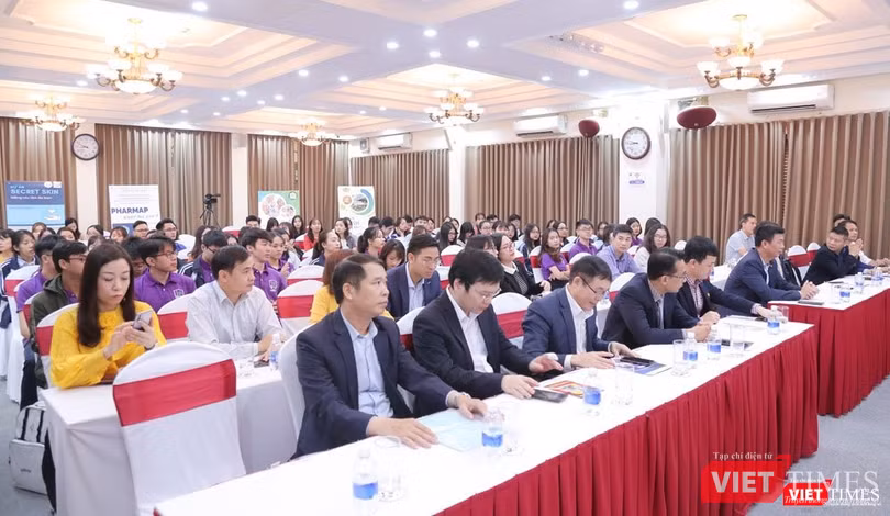 Khách mời và đại diện BTC sự kiện.