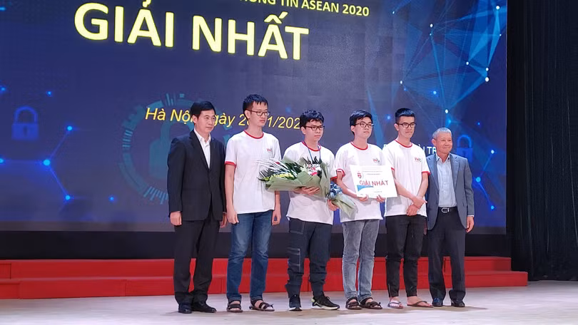 Đội thi HCMUS.Twice đến từ trường Đại học Khoa học tự nhiên – ĐHQG TP.HCM giành ngôi vô địch cuộc thi Sinh viên với An toàn thông tin ASEAN 2020.