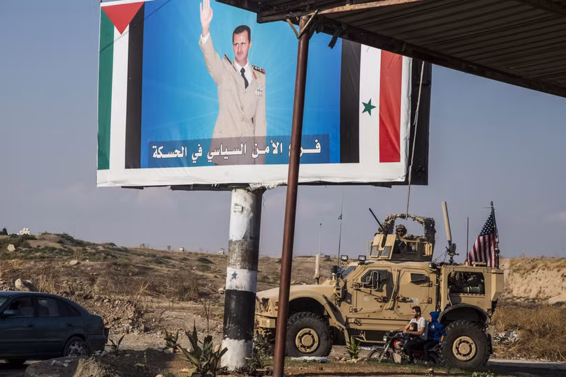 Đoàn xe quân sự của Mỹ di chuyển qua Qamishli, miền Bắc Syria vào ngày 26/10 vừa qua (Ảnh: AP)