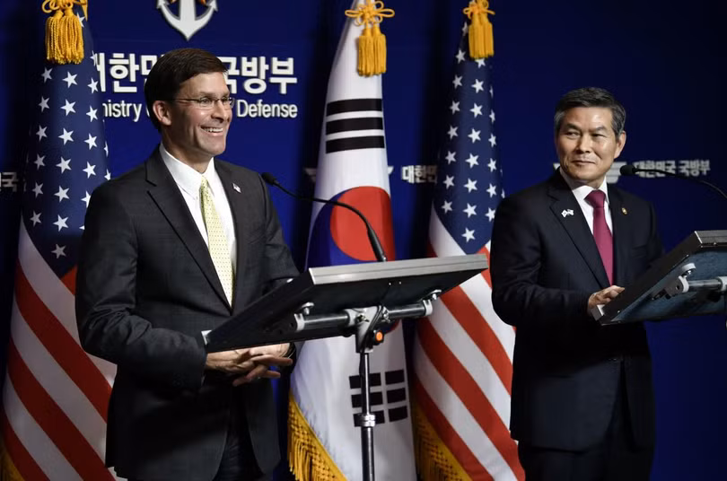 Bộ trưởng Quốc phòng Mỹ Mark Esper cùng người đồng cấp Hàn Quốc Jeong Kyeong-doo trong cuộc họp báo chung ngày 17/11 (Ảnh: Reuters)