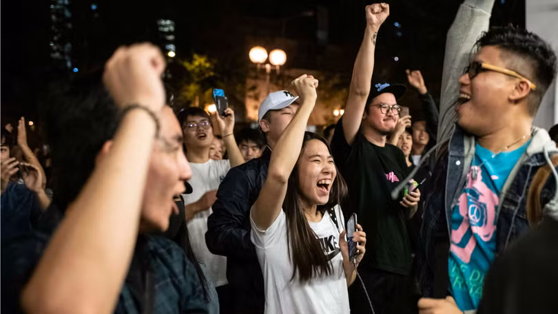 Những người ủng hộ ứng viên trẻ tuổi ăn mừng trước kết quả bầu cử địa phương ở Hong Kong (Ảnh: Getty)