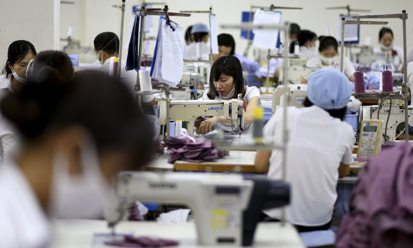 Công nhân làm việc tại một xưởng may xuất khẩu (Ảnh: Dailymail)