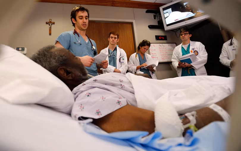 Ở Mỹ, sinh viên thực tập ngành y tại một bệnh viện, hay bác sĩ nội trú, là nghề được trọng dụng và được trả lương cao (Ảnh: The Nation)