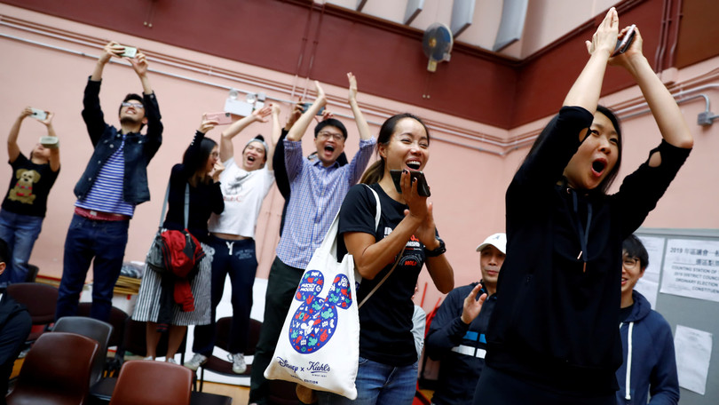 Người dân Hong Kong vui mừng trước kết quả bầu cử (Ảnh: Nikkei)