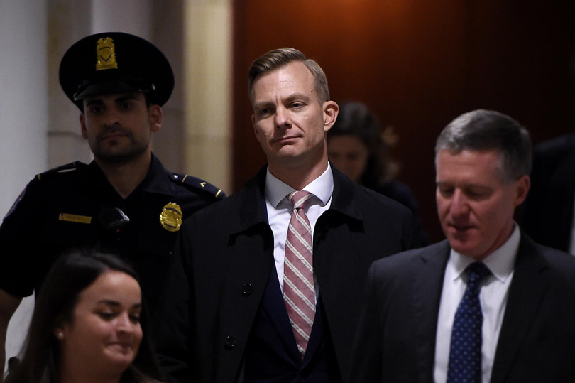 Lời khai của ông David Holmes trong phiên điều trần kín mới đây lại thêm nhiều tình tiết bất lợi cho ông Trump (Ảnh: CNN)