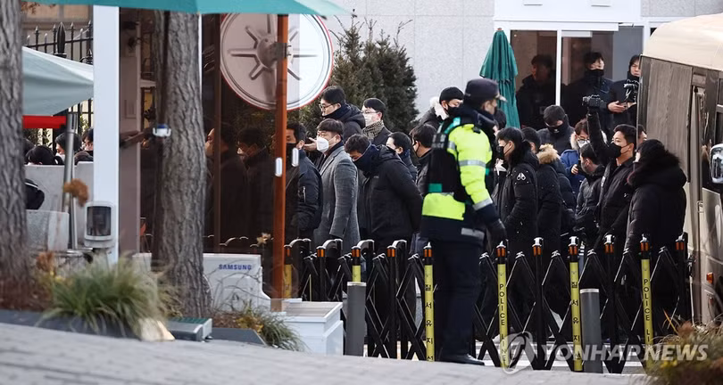 Các nhà điều tra từ cơ quan chống tham nhũng nhà nước tiếp cận lối vào dinh thự của Tổng thống Yoon Suk Yeol tại Seoul vào ngày 3/1. Ảnh: Yonhap.