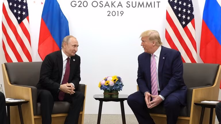 Tổng thống Mỹ Donald Trump gặp Tổng thống Nga Vladimir Putin tại Osaka, Nhật Bản vào ngày 28/6/2019. Ảnh: Getty.