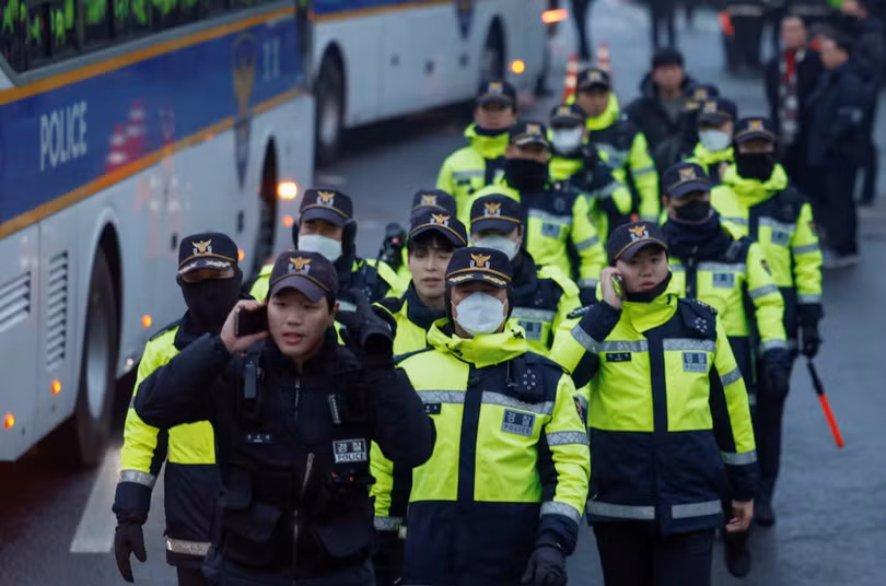 Lực lượng cảnh sát tại khu vực gần nơi ở của Tổng thống Yoon Suk Yeol. Ảnh: Reuters.