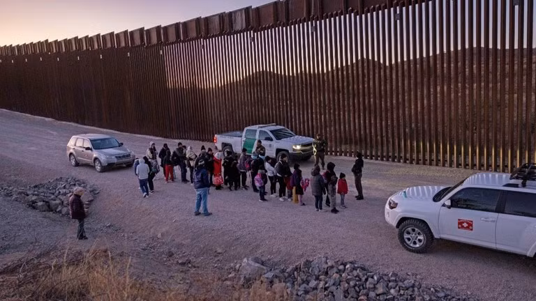 Các nhân viên tuần tra biên giới Mỹ chuẩn bị vận chuyển người nhập cư để xử lý bên cạnh hàng rào biên giới Mỹ-Mexico vào ngày 19/1 gần Sasabe, Arizona. Ảnh: Getty.