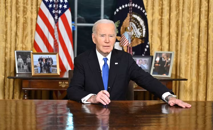 Tổng thống Mỹ Joe Biden phát biểu từ phía sau Chiếc bàn Kiên định, Phòng Bầu dục. Ảnh: Getty.