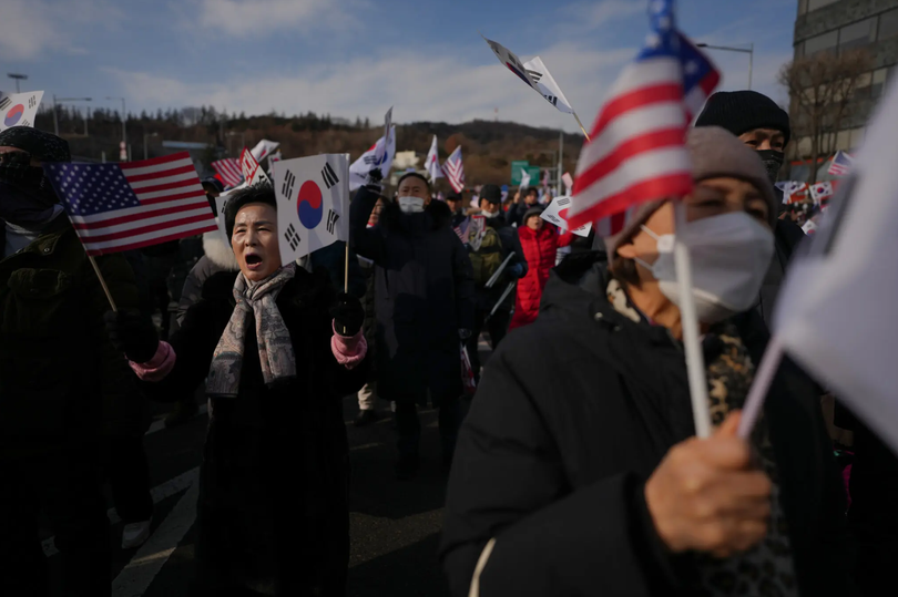 Những người ủng hộ Tổng thống Hàn Quốc Yoon Suk Yeol tập trung bên ngoài dinh Tổng thống ở Seoul hôm 3/1. Ảnh: NYTimes.