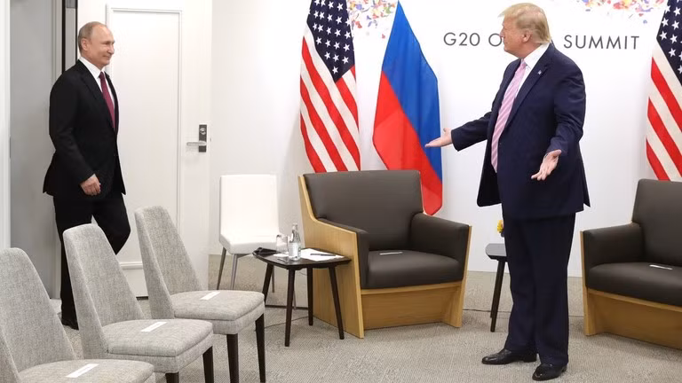 Tổng thống Nga Vladimir Putin gặp người đồng cấp Mỹ Donald Trump tại hội nghị thượng đỉnh G20 ở Osaka, Nhật Bản năm 2019. Ảnh: Getty.