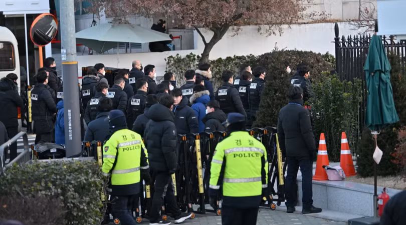 Cảnh sát và các nhà điều tra đến dinh thự của Tổng thống Hàn Quốc Yoon Suk Yeol tại Seoul vào ngày 3/1. Ảnh: AFP.