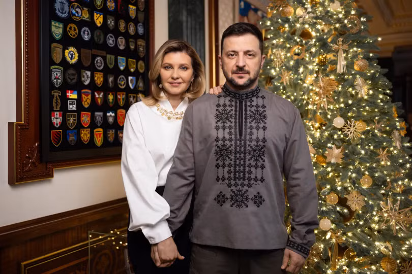 Tổng thống Volodymyr Zelensky và Đệ nhất phu nhân Olena Zelenska trong bức ảnh chào mừng đêm giao thừa. Ảnh: Kiev Independent.