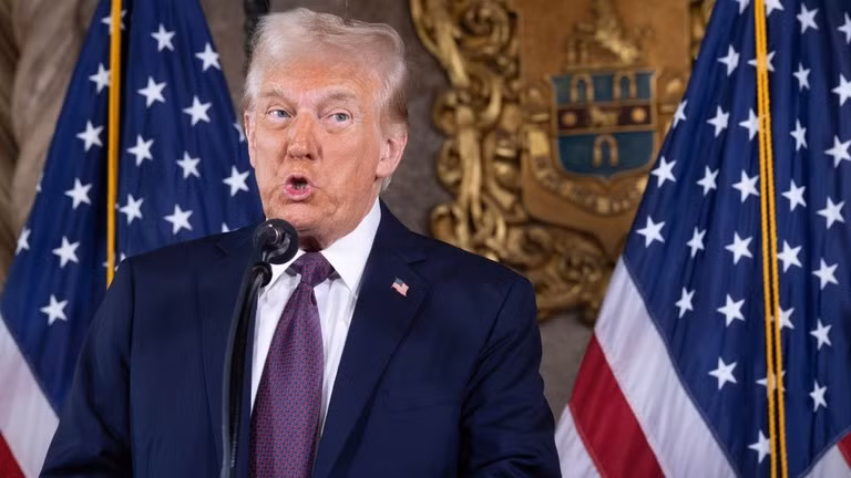 Tổng thống đắc cử Mỹ Donald Trump phát biểu trong một cuộc họp báo. Ảnh: Getty.