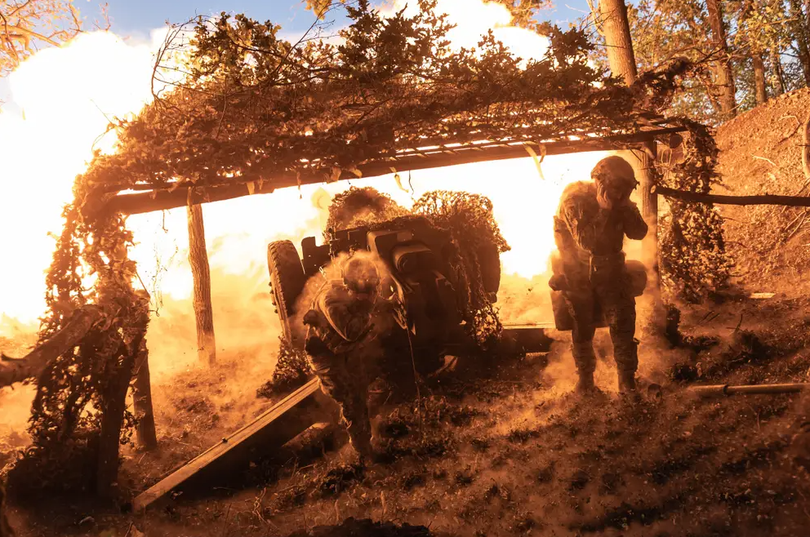 Lính Ukraine bắn pháo D-30 về hướng Toretsk. Ảnh: Getty.