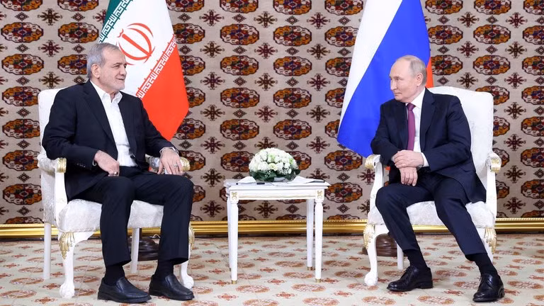 Tổng thống Iran Masoud Pezeshkian và Tổng thống Nga Vladimir Putin. Ảnh: Sputnik.