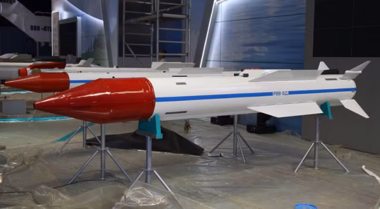 Tên lửa không đối không R-37M của Nga. Ảnh: MW.