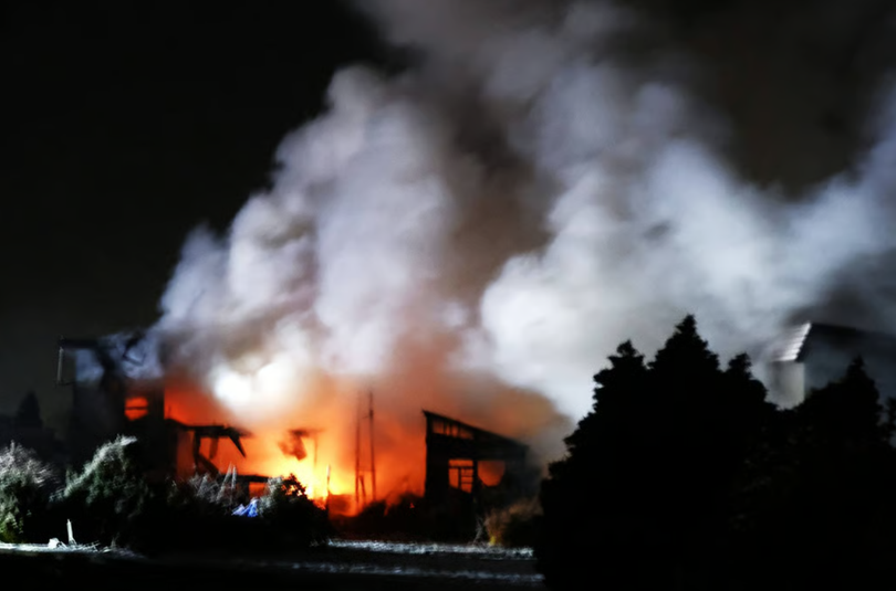 Một đám cháy bùng phát sau trận động đất lớn ở thành phố Aomori, Nhật Bản trong hôm 9/12. Ảnh: AFP.