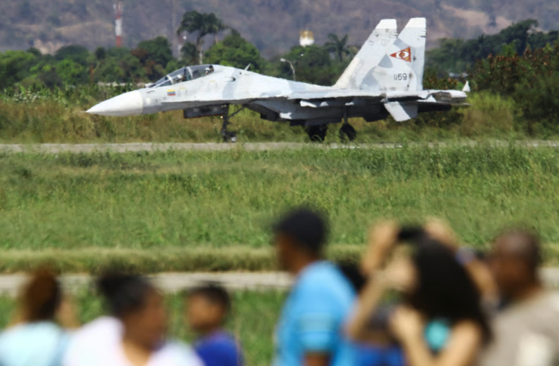 Một máy bay chiến đấu MiG tại Triển lãm Hàng không Công nghiệp ở Maracay, Venezuela hôm 29/11. Ảnh: Reuters.