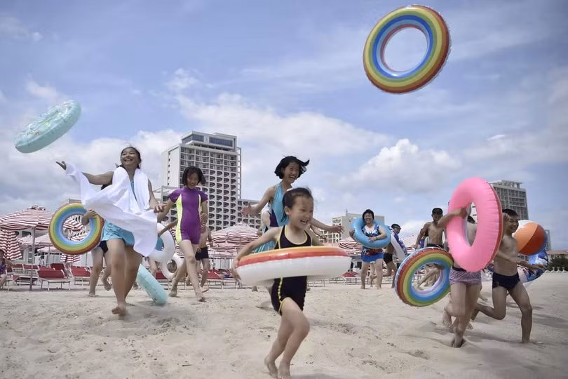 Du khách nội địa tham quan bãi biển tại Khu du lịch ven biển Wonsan Kalma ở Wonsan, Triều Tiên vào ngày 1/7. Ảnh: AFP.