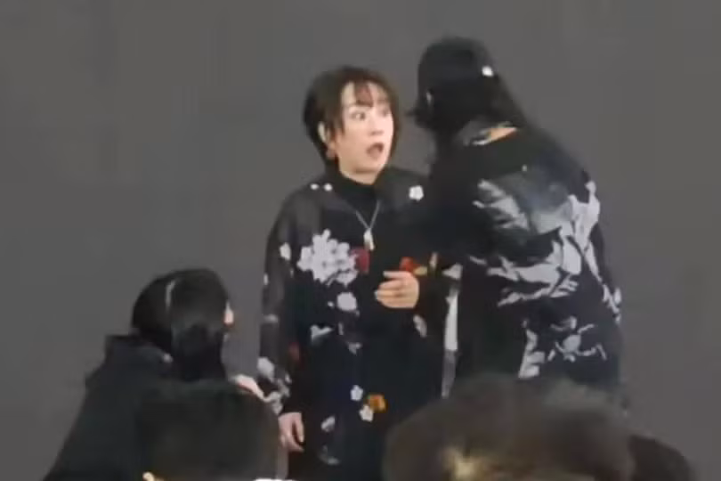 Buổi biểu diễn của ca sĩ Nhật Bản Maki Otsuki tại một sự kiện anime ở Thượng Hải đã bị dừng đột ngột. Ekip của cô cho biết cô đã "trở về nhà an toàn". Ảnh: SCMP.