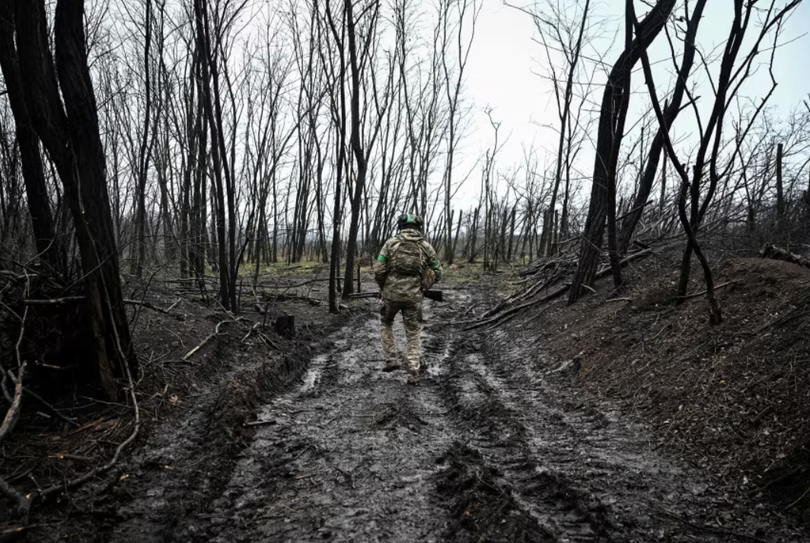 Một quân nhân Ukraine đi bộ gần Pokrovsk ở vùng Donetsk, Ukraine, vào ngày 20/11. Ảnh: Reuters.