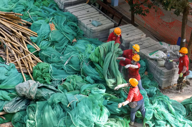 Hong Kong chạy đua tháo lưới giàn giáo trước hạn chót giữa khủng hoảng an toàn và thiếu nhân công.png