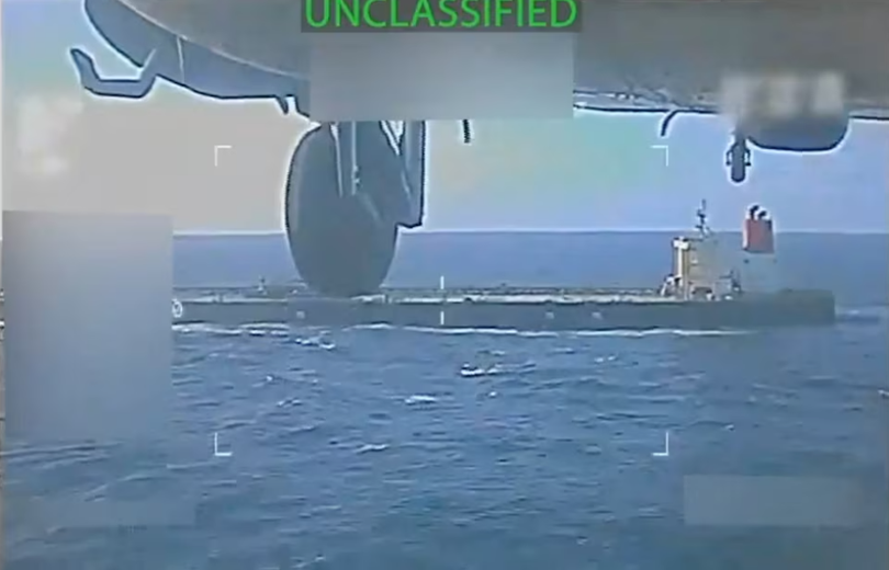 Hình ảnh tĩnh từ video cho thấy trực thăng quân sự của Mỹ bay gần một tàu chở dầu trong cuộc đột kích ngoài khơi bờ biển Venezuela, ngày 10/12. Ảnh: Reuters.