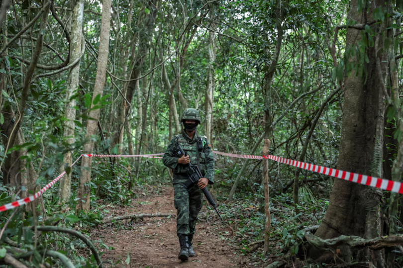 Quân nhân Thái Lan đi bộ gần biên giới Thái Lan-Campuchia tại khu vực Chong Chub Ta Mok, tỉnh Surin, Thái Lan, ngày 20/8. Ảnh: Reuters.