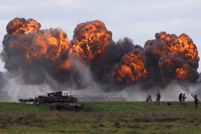 Khói bốc lên từ vụ nổ gần xe tăng Abrams của Ba Lan khi lực lượng Ba Lan cùng binh lính NATO tiến hành cuộc tập trận quân sự "Người bảo vệ sắt" tại một bãi tập quân sự ở Wierzbiny gần Orzysz, Ba Lan, ngày 17/9. Ảnh: Reuters.