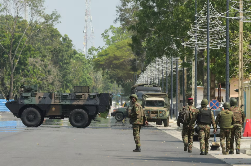 Binh lính tuần tra trước trụ sở đài phát thanh và truyền hình Benin, sau khi lực lượng vũ trang của nước này đã ngăn chặn âm mưu đảo chính chống lại chính phủ của Tổng thống Benin Patrice Talon, tại Cotonou, Benin, ngày 7/12. Ảnh: Reuters.