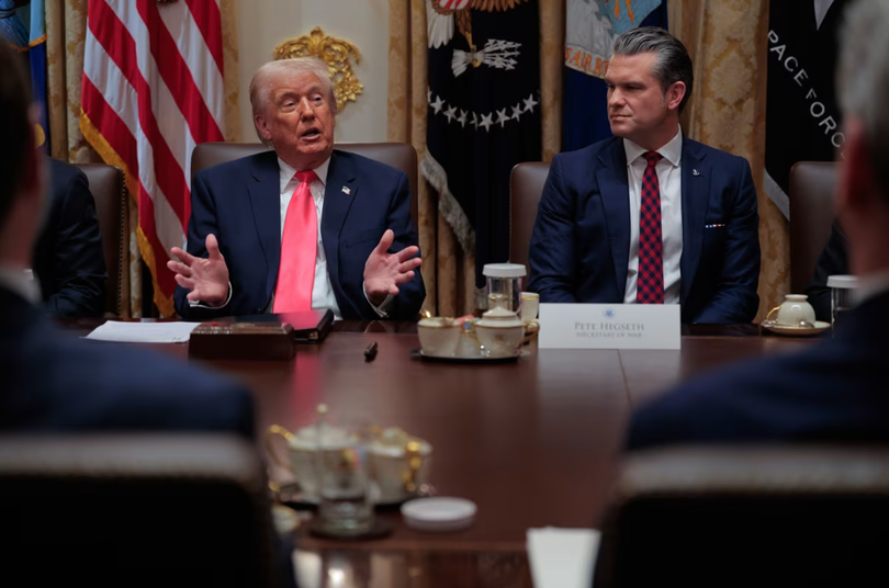 Tổng thống Mỹ Donald Trump phát biểu trong khi Bộ trưởng Chiến tranh Pete Hegseth theo dõi trong cuộc họp tại Phòng Nội các của Nhà Trắng hôm 2/12. Ảnh: Getty.