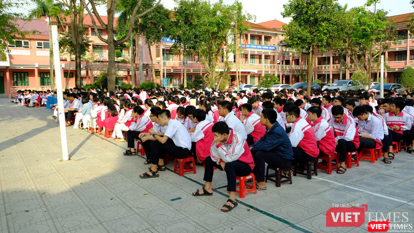 Học sinh trường THPT chuyên Lê Quý Đôn, Quảng Trị tham dự lễ khai mạc cuộc thi.