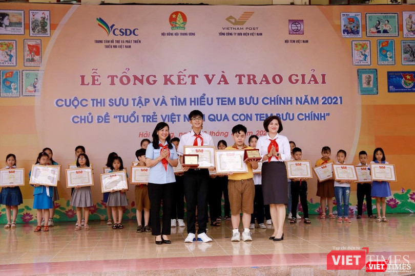 Ban tổ chức trao giải cho các thí sinh có bài thi xuất sắc. Ban tổ chức trao giải cho các thí sinh có bài thi xuất sắc.