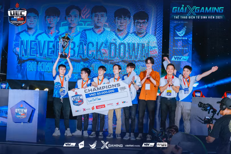 Never Back Down nâng cao chiếc cúp vô địch bộ môn LMHT: Tốc Chiến. Nguồn: VIRESA