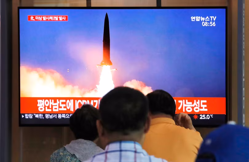 Người dân Hàn Quốc theo dõi một vụ phóng của Triều Tiên qua truyền hình (Ảnh: Time)