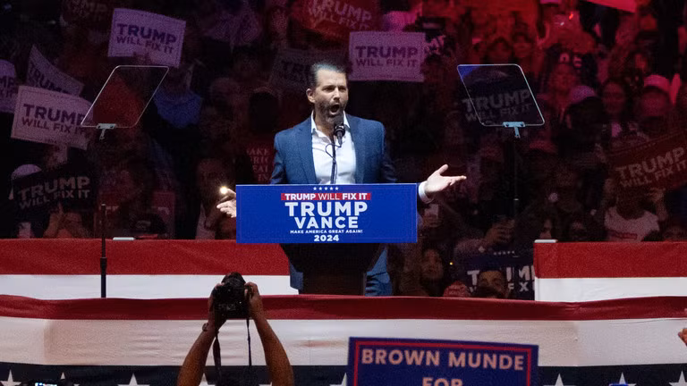 Ông Donald Trump Jr. phát biểu tại cuộc vận động tranh cử của cha mình, ông Donald Trump, ở New York, ngày 27/10 (Ảnh: Getty)