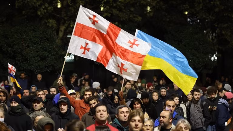 Một cuộc biểu tình phản đối kết quả cuộc bầu cử Quốc hội ở Tbilisi, Georgia (Ảnh: Getty)