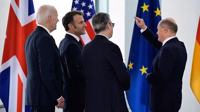 Thủ tướng Đức Olaf Scholz (phải), Tổng thống Mỹ Joe Biden (trái), Tổng thống Pháp Emmanuel Macron (thứ 2 từ trái) và Thủ tướng Anh Keir Starmer tại Berlin, Đức (Ảnh: Getty)