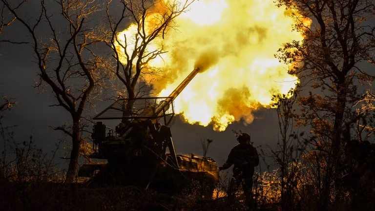 Quân đội Nga bắn pháo tự hành 2S7 Malka vào các vị trí của Ukraine (Ảnh: Sputnik)