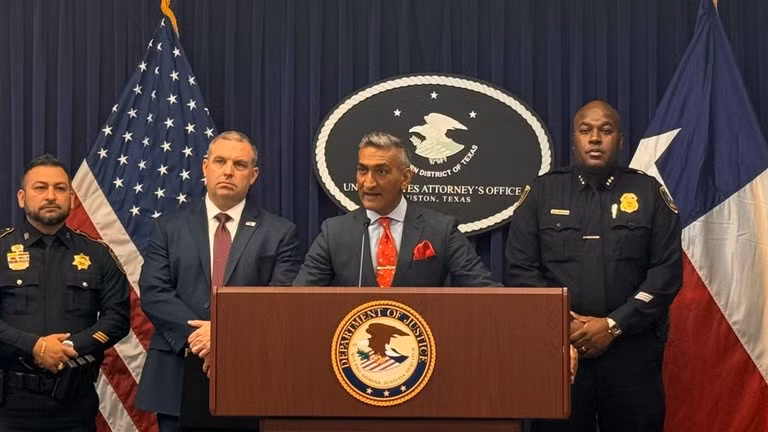 Luật sư Alamdar Hamdani tuyên bố cáo buộc hình sự đối với Anas Said ngày 14/11 (Ảnh: Getty)