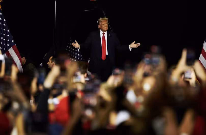 Ứng cử viên tổng thống của đảng Cộng hòa Donald Trump tại một cuộc vận động tranh cử hôm 1/11 ở Milwaukee (Ảnh: WSJ)